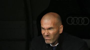 GRA661. MADRID, 01/03/2017.- El técnico francés del Real Madrid, Zinedine Zidane, en el banquillo blanco durante el encuentro correspondiente a la jornada 25 de primera división, que disputan esta noche frente a la UD Las Palmas en el estadio Santiago Bernabéu, en Madrid. EFE / JuanJo Martín.