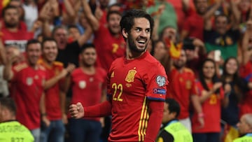 Isco celebra un gol con la camiseta de la selección española.