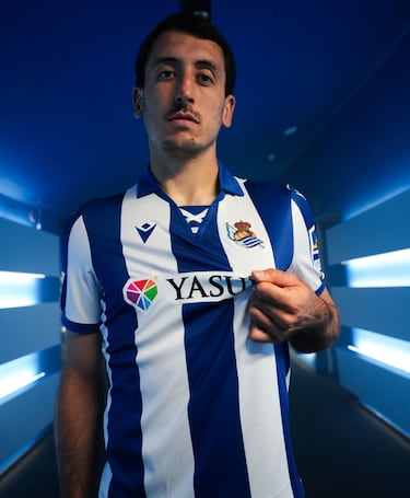 La equipación home de la Real Sociedad rinde homenaje a las camisetas de la primera mitad del siglo XX con un diseño retro. Se destaca su cuello estilo polo con corte vintage, adornado con cordones que evocan a los uniformes de esa época.