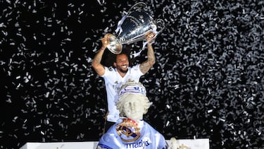 Marcelo levanta la 14 en Cibeles, a la que llevó el trofeo como capitán del Real Madrid.