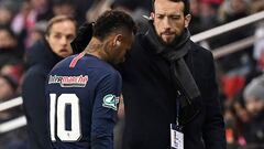 Paris Saint-Germain&#039;s Brazilian forward Neymar leaves the pitch following an injury during the French Cup round of 32 football match between Paris Saint-Germain (PSG) and Strasbourg