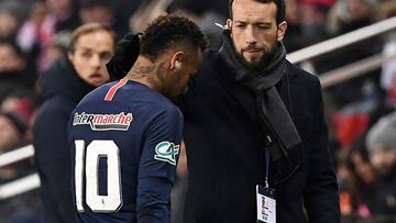 Paris Saint-Germain's Brazilian forward Neymar leaves the pitch following an injury during the French Cup round of 32 football match between Paris Saint-Germain (PSG) and Strasbourg
