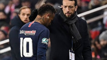 Paris Saint-Germain&#039;s Brazilian forward Neymar leaves the pitch following an injury during the French Cup round of 32 football match between Paris Saint-Germain (PSG) and Strasbourg