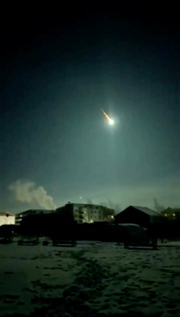 An asteroid lights up the sky in Lensk, Sakha Republic, Russia, December 4, 2024, in this screengrab obtained from a handout video. Sakha Republic Ministry Of Internal Affairs/via REUTERS  THIS IMAGE HAS BEEN SUPPLIED BY A THIRD PARTY. MANDATORY CREDIT. NO RESALES. NO ARCHIVES.