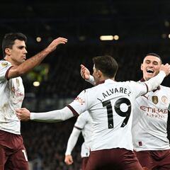 Manchester City's Argentinian striker #19 Julian Alvarez (C) celebrates with teammates after scoring his team second goal during the English Premier League football match between Everton and Manchester City at Goodison Park in Liverpool, north west England on December 27, 2023. (Photo by Paul ELLIS / AFP) / RESTRICTED TO EDITORIAL USE. No use with unauthorized audio, video, data, fixture lists, club/league logos or 'live' services. Online in-match use limited to 120 images. An additional 40 images may be used in extra time. No video emulation. Social media in-match use limited to 120 images. An additional 40 images may be used in extra time. No use in betting publications, games or single club/league/player publications. /