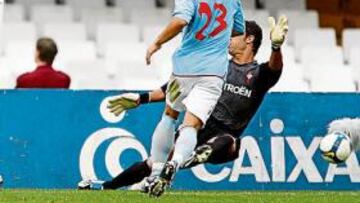 <b>EL MOMENTO DECISIVO. </b>Jaume Durán supera a Edu Moya y a Notario para marcar el gol que le dio los tres puntos al Girona.