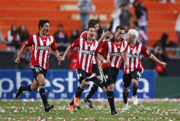  Su primera junta directiva estaba conformada por estudiantes de medicina, que conformó el club en agosto de 1905. Desde entonces, el equipo de colores rojiblancos, ostenta cinco campeonatos de Primera División y cuatro Copas Libertadores. Algunos de sus ídolos históricos son Juan Sebastián Verón, hijo y padre, Osvaldo Zubeldía y Carlos Bilardo.