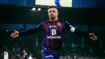 Xherdan Shaqiri celebra un gol con el Basilea.