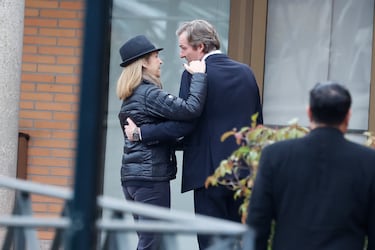 La infanta Elena junto a Beltrán Gómez Acebo en la capilla ardiente de Fernando Gómez-Acebo, en el Tanatorio Parcesa La Paz.