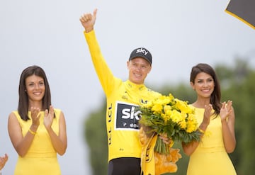 Chris Froome, ganador del Tour de 2017 en el podio de los campos Elíseos en París