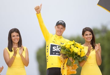 Chris Froome, ganador del Tour de 2017 en el podio de los campos Elíseos en París 