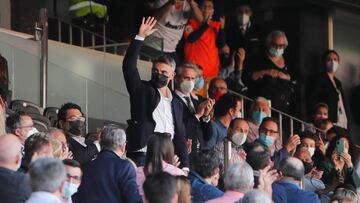 El Piojo L車pez se reencuentra con Mestalla