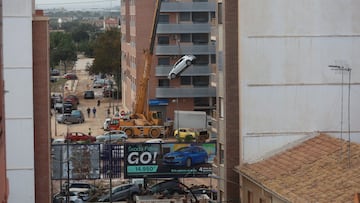 Vista de una grúa retirando coches tras el paso de la DANA en el barrio de la Torre tras el paso de la DANA, a 31 de octubre de 2024, en Valencia, Comunidad Valenciana (España). Esta mañana se han reanudado las labores de búsqueda de los desaparecidos en las zonas afectadas por la ana en la Comunidad Valenciana, que se ha cobrado la vida de más de 100 personas, por el momento. Además, los daños materiales son incontables con carreteras cortadas y zonas aisladas por el agua, el barro y los corrimientos de tierra. Muchos municipios están sin agua potable y unas 75.000 personas se encuentran sin suministro eléctrico en la provincia de Valencia a consecuencia del temporal. Esta DANA es la catástrofe atmosférica más trágica que se haya registrado en España en más de medio siglo.
31 OCTUBRE 2024;VALENCIA;VICTIMAS;DANA
Rober Solsona / Europa Press
31/10/2024