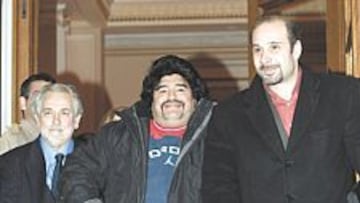 <b>NO PIERDE LA SONRISA. </b>Maradona está cada vez más hinchado, pero mantiene el buen humor.