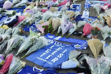 Cientos de seguidores del Leicester City se han congregado en los alrededores del King power Stadium para dar el último adiós al presidente del club, Vichai Srivaddhanaprabha.