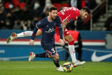 Soccer Football - Ligue 1 - Paris St Germain v AS Monaco - Parc des Princes, Paris, France - December 12, 2021 Paris St Germain's Lionel Messi in action with AS Monaco's Guillermo Maripan REUTERS/Benoit Tessier