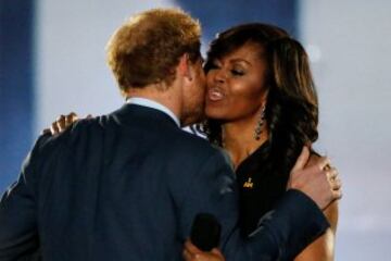 El Prncipe Harry saluda a Michelle Obama.