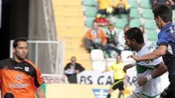 <b>TRIUNFO FRANJIVERDE. </b>Ángel intenta batir por bajo a Aragoneses tras ganarle la espalda a los defensas del Tenerife. El meta visitante evitó el segundo tanto del Elche.