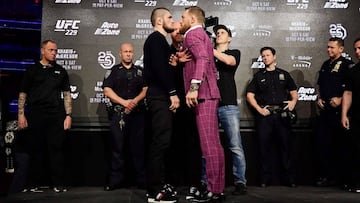 NEW YORK, NY - SEPTEMBER 20: Lightweight champion Khabib Nurmagomedov faces-off with Conor McGregor during the UFC 229 Press Conference at Radio City Music Hall on September 20, 2018 in New York City.   Steven Ryan/Getty Images/AFP
 == FOR NEWSPAPERS, INT