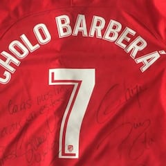 El Atlético envía una camiseta a la familia del 'Cholo' Barberá, cadete del Alzira fallecido