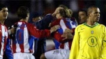 <b>CARA Y CRUZ</B>. La alegría de Paraguay contrasta con la tristeza del brasileño Luis Fabiano.