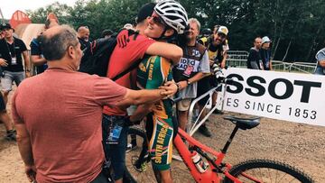 Alan Hatherly celebra su victoria en el primer Mundial de E-MTB en Mont-Saint-Anne (Canad&aacute;).