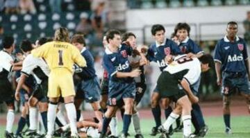En la Copa Ciudad de Santiago 1999, Colo Colo y la U armaron una batalla campal en el estadio Nacional. Primero Luis Musrri golpeó a Cristián Uribe y luego Ricardo Rojas propinó un puñetazo a Marco Villaseca.