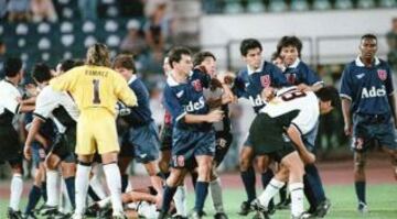 En la Copa Ciudad de Santiago 1999, Colo Colo y la U armaron una batalla campal en el estadio Nacional. Primero Luis Musrri golpe&oacute; a Cristi&aacute;n Uribe y luego Ricardo Rojas propin&oacute; un pu&ntilde;etazo a Marco Villaseca.