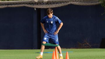 Aleix Febas, entrenándose este martes con el Málaga.