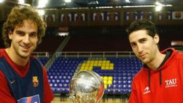 <b>LA QUIEREN. </b>Grimau (AXA) y Vidal (Tau), con la copa ACB.