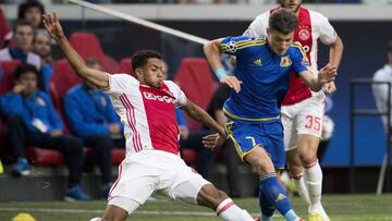 Dmitri Poloz (d) disputa el balón con Jairo Riedewald (i).