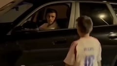 Un niño chileno espera a Alexis Sánchez afuera de la Ciudad Deportiva de Sevilla y así reacciona el delantero