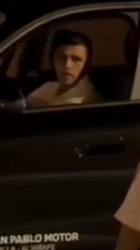 Un niño chileno espera a Alexis Sánchez afuera de la Ciudad Deportiva de Sevilla y así reacciona el delantero