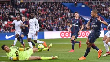 Paris (France), 10/03/2018.- Paris Saint Germain's Kylian Mbappe (R) faces Metz goalkeeper Eiji Kawashima (L) during the French Ligue 1 soccer match between Paris Saint-Germain (PSG) and FC Metz at the Parc des Princes stadium in Paris, France, 10 March 2018. (Francia) EFE/EPA/CHRISTOPHE PETIT TESSON