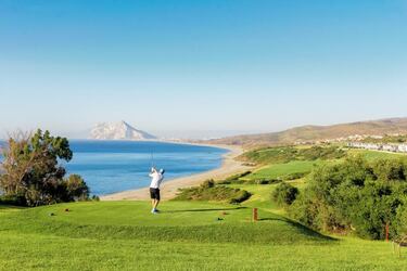 Frontera con Gibraltar, su origen es la Línea de Contravalación, que mandó construir Felipe V durante los sitios de Gibraltar del s. XVIII impidiendo así el paso por el istmo que la une con el Peñón. Terminada la guerra de Independencia (1810) los civiles que comenzaron a llegar al calor de tos trabajos que les ofrecía Gibraltar, edificaron al amparo de las ruinas de las líneas fronterizas chozas y barracas. Este será el germen del primer núcleo de población de la Línea que tomará el nombre de Concepción en honor a la patrona del cuerpo de la Infantería (muy vinculado a su historia). Uno de los principales atractivos turísticos son sus playas: La Alcaidesa, El Burgo, La Hacienda, La Atunara y la de Poniente.