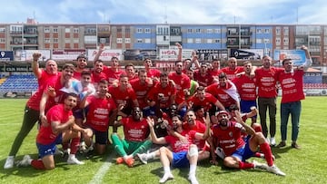 El Teruel, celebrando su ascenso a Primera RFEF.