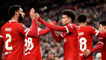 Liverpool (United Kingdom), 30/11/2023.- Luis Diaz (C) of Liverpool celebrates with teammate Joe Gomez (L) after scoring the opening goal during the UEFA Europa League group E match between Liverpool and LASK in Liverpool, Britain, 30 November 2023. (Reino Unido) EFE/EPA/PETER POWELL