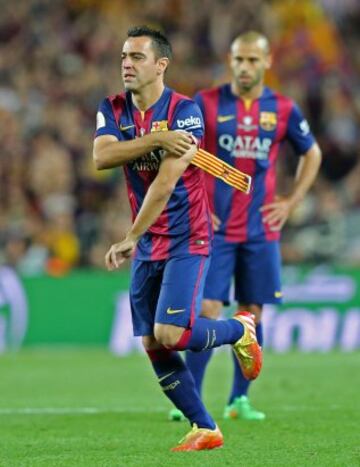 Xavi entra al campo.