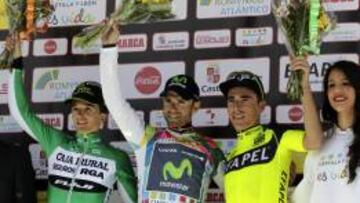 El ciclista del Movistar Team Alejandro Valverde (2i), ganador de la Vuelta Ciclista a Castilla y León, junto a Joni Silva Brandao (c), que entró segundo en la meta, y Pello Bilbao (i), tras la última etapa que ha terminado en el alto de Candelario (Salamanca).
