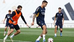 Nacho y Joselu, en el entrenamiento del Real Madrid del 17 de octubre de 2023.