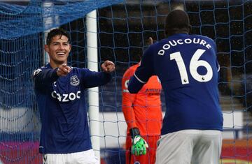 Ritmo frenético del Everton en la Premier League. El conjunto de Ancelotti sigue con rendimiento perfecto y en esta ocasión doblegó al Brighton en Goodison Park con doblete de James Rodríguez y otra anotación de Yerry Mina.