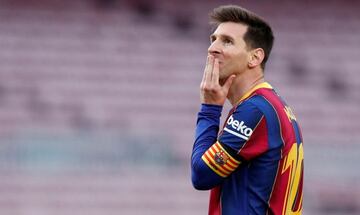 Messi mira el videomarcador en un partido con el Barça.