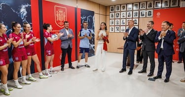 Jorge Vilda, seleccionador nacional, ha hablado en nombre de todo el cuerpo técnico: “El equipo está muy contento de que Su Majestad esté con nosotros. Es un detallazo. Muchas gracias por las palabras y los ánimos. Sabemos que tenemos a un país detrás”.