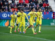PAMPLONA , 31/01/2026.- El delantero del Villarreal Gerard Moreno (2d) celebra tras abrir el marcador durante el encuentro correspondiente a la jornada 22 de LaLiga EA Sports entre el Osasua y el Villarreal en El Sadar, Pamplona, este sábado. EFE/ Villar Lopez