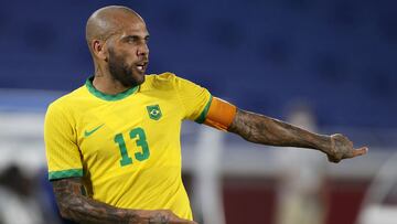 Dani Alves da instrucciones durante un partido de los Juegos Olímpicos