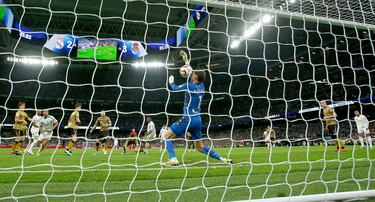 3-3. Córner que remata Aurelien Tchouameni y Álex Remiro, pese a ir al centro el balón, no puede evitar que suba el tercer tanto del Real Madrid.