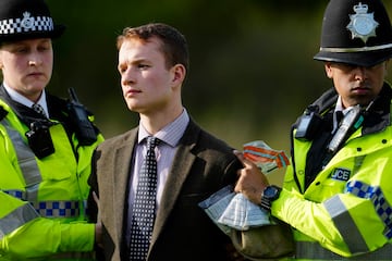 Un grupo de activistas han conseguido posponer el inicio de la carrera en el hipódromo de Aintree en Liverpool. Los manifestantes han sido desalojados por la policía.