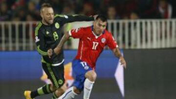 Medel marca a Vuoso, quien anot&oacute; dos goles ante Chile en el Nacional.