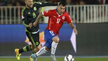 Medel marca a Vuoso, quien anot&oacute; dos goles ante Chile en el Nacional.