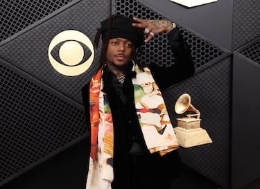 J.I.D. posa en la alfombra roja.